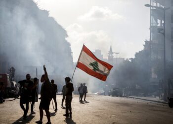 Lebanese protesters clash with security forces in downtown Beirut on August 8, 2020, following a demonstration against a political leadership they blame for a monster explosion that killed more than 150 people and disfigured the capital Beirut. (Photo by PATRICK BAZ / AFP)