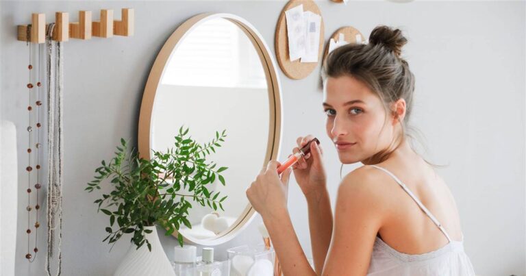 mujer-maquillandose-en-tocador_d1e7b666_1200x630