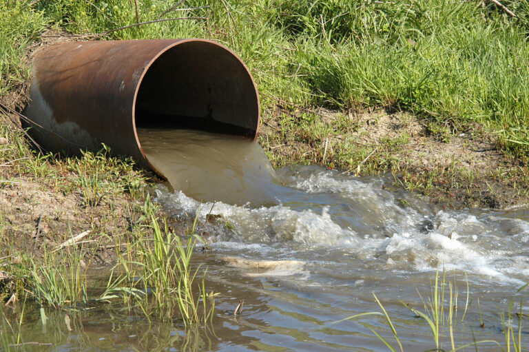 1200px-Discharge_pipe