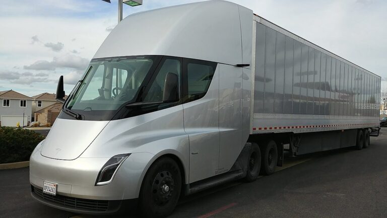 1200px-Tesla_Semi_3