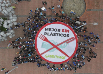 Cientos de manifestantes se congregaron en el corazón de la capital para alertar respecto de las graves consecuencias medioambientales que está generando la contaminación por plástico.  De acuerdo a la ONG, cada colombiano consume 24 kilos de plástico al año.
