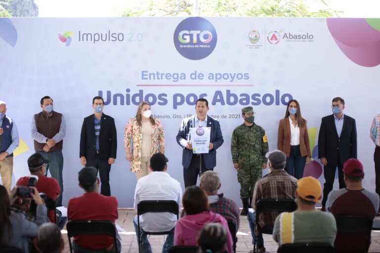 Diego Sinhue entrega apoyos en Abasolo