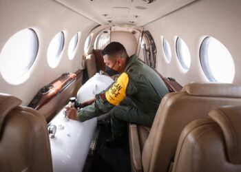 Zumpango, Estado de México. 07 de Junio de 2021 .  

Elementos de la armada de México participan en el " Bombardeo de nubes" un programa que consiste en estimular nubes para adelantar el proceso de lluvia en las zonas que más se necesitan .

La estimulación se realizá liberando  yoduro  de plata en puntos estratégicos detectados con la ayuda de meteorólogos

El programa se puso en práctica desde el mes de marzo y han visto resultados favorables. 

Actualmente se preparan para utilizar este recurso al noreste país visitando Chihuahua , Sinaloa y Sonora 


Foto: Araceli López/ Milenio Diario