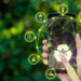 Celular conectado a la red 5G mostrando el impacto de esta tecnología en el medio ambiente.
