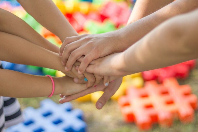Manos de diversas personas en labor de asistencia humanitaria. Fundación Pablo Landsmanas