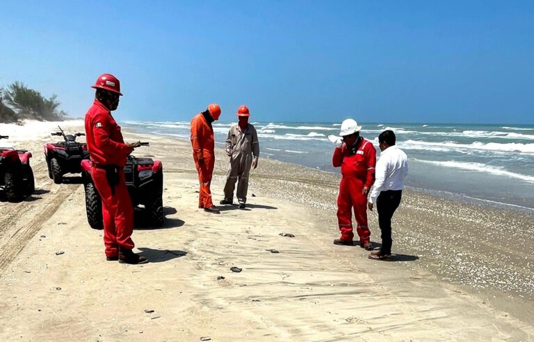 Hallan crudo en playas de Tamaulipas