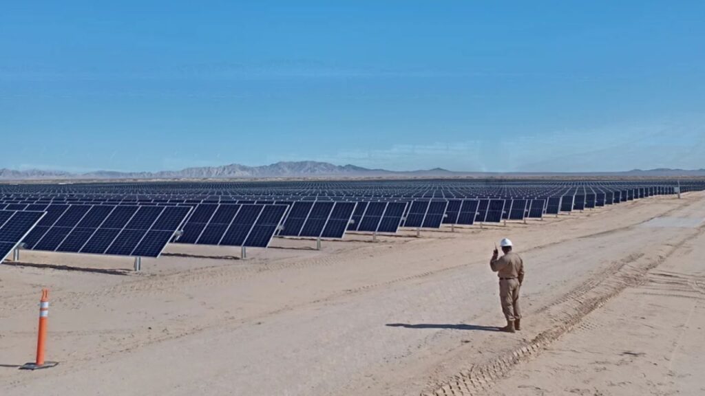 El embajador de Reino Unido visita planta solar en Sonora