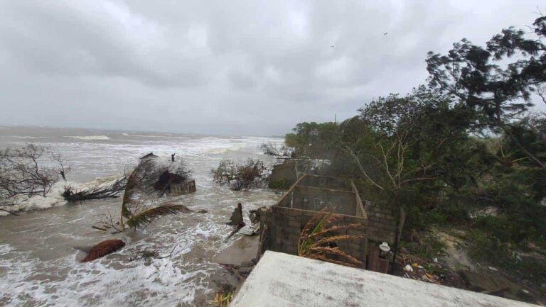 El Bosque pierde 35 casas más por aumento de nivel del mar