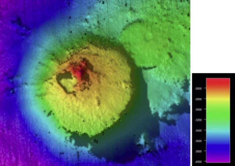 Batimetría graduada por colores del monte submarino, que se eleva desde unos 4.000 m de profundidad y alcanza un máximo de unos 2