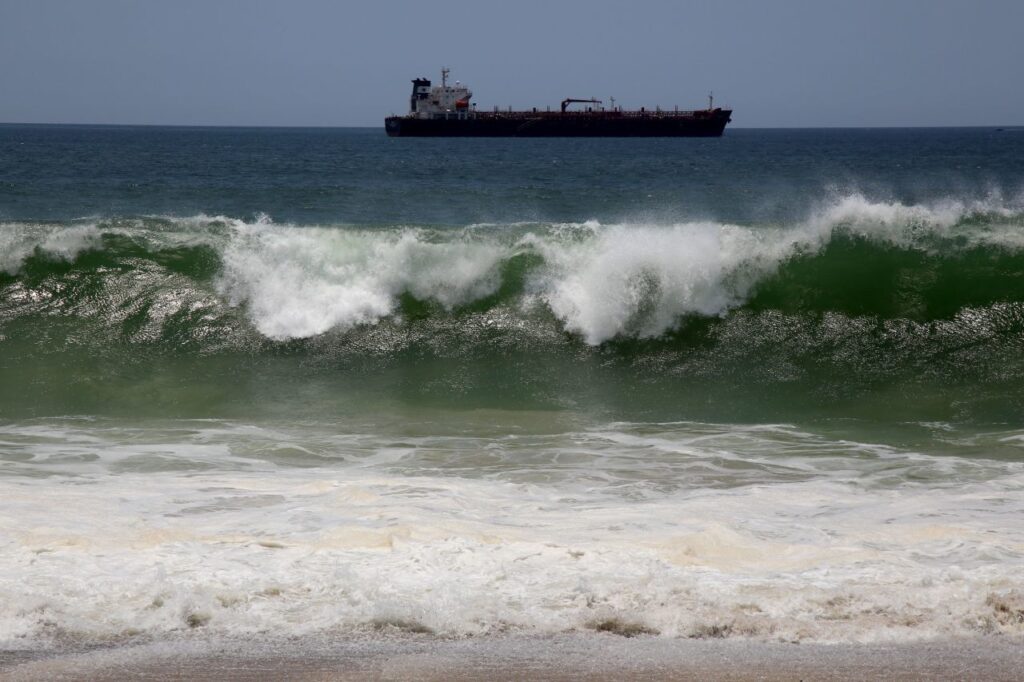 El fuerte oleaje provocado por el fenómeno de mar de fondo se ha observado desde hace varios días en las playas del puerto, hasta el momento no se reportan afectaciones mayores