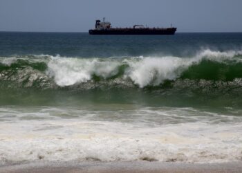 ACAPULCO, GUERRERO, 22ABRIL2021.- El fuerte oleaje provocado por el fenómeno de mar de fondo se ha observado desde hace varios días en las playas del puerto, hasta el momento no se reportan afectaciones mayores. 
FOTO: CARLOS ALBERTO CARBAJAL /CUARTOSCURO.COM