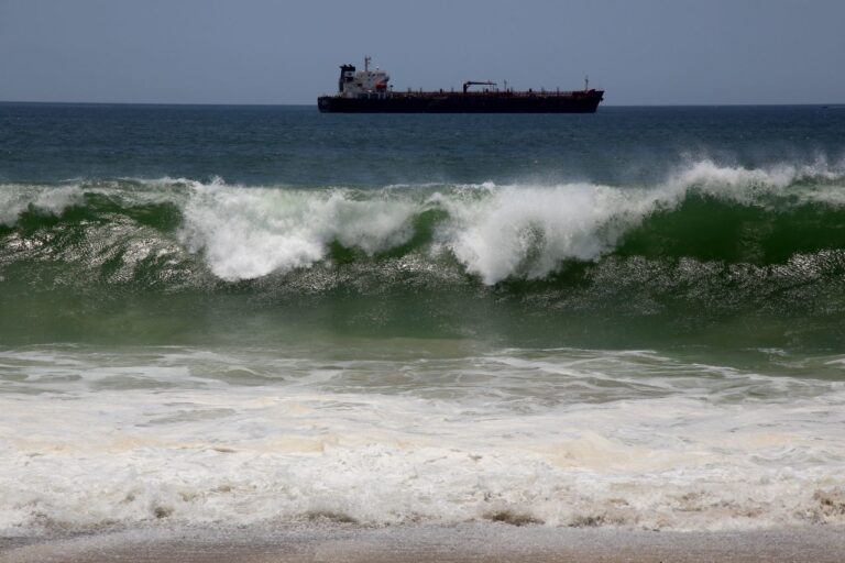 El fuerte oleaje provocado por el fenómeno de mar de fondo se ha observado desde hace varios días en las playas del puerto, hasta el momento no se reportan afectaciones mayores