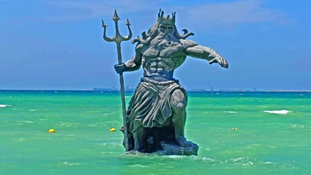 Clausuran estatua de Poseidón en playa de Yucatán