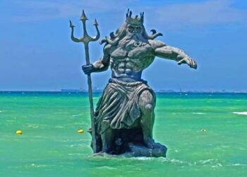 Clausuran estatua de Poseidón en playa de Yucatán