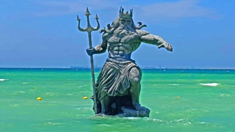 Clausuran estatua de Poseidón en playa de Yucatán