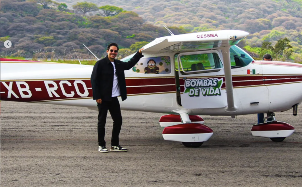 Desde una avioneta, Víctor González Herrera arrojó 14 mil bombas de vida para reforestar una zona de difícil acceso en el Estado de México.