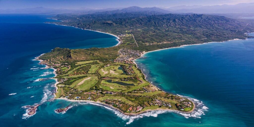 Punta de Mita adoptó energía solar en hoteles boutique, disminuyendo en 28% su huella de carbono en tres años.