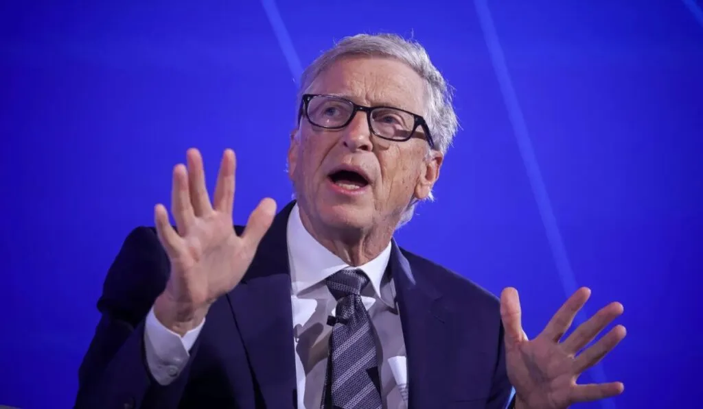 Bill Gates pide cambiar la estrategia climática: “No se trata solo de reducir emisiones, sino de adaptarnos al clima extremo”