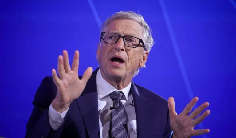 Bill Gates pide cambiar la estrategia climática: “No se trata solo de reducir emisiones, sino de adaptarnos al clima extremo”