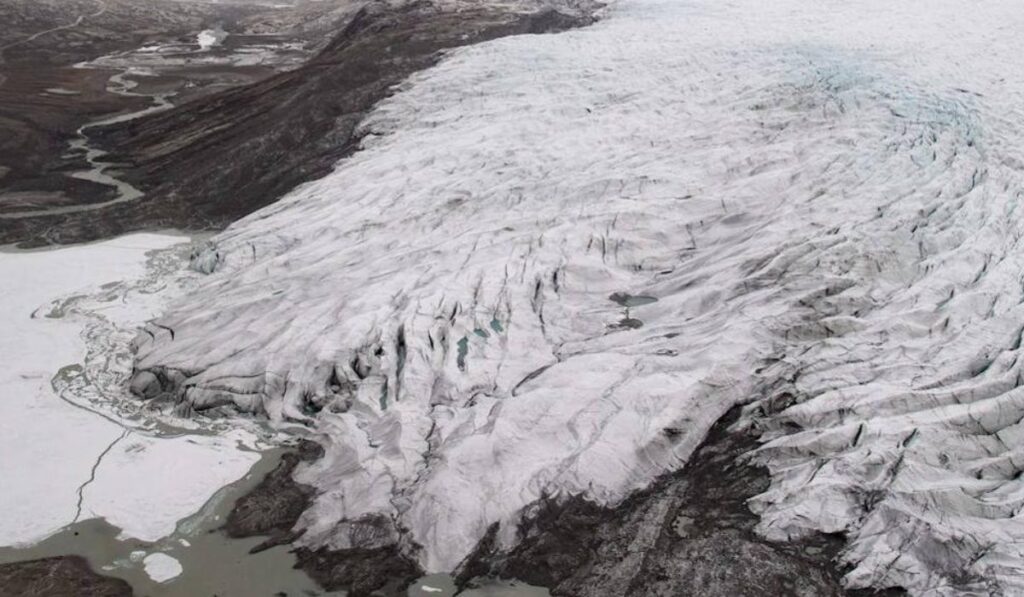Descubren un proceso biológico oculto bajo el hielo del Ártico que podría transformar la vida marina