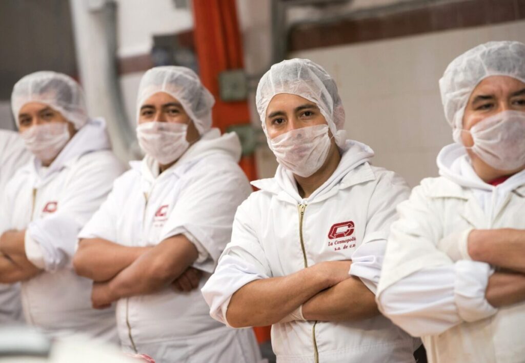 Equipo de trabajo de La Cosmopolitana participando en acciones de calidad y sostenibilidad dentro de sus instalaciones.