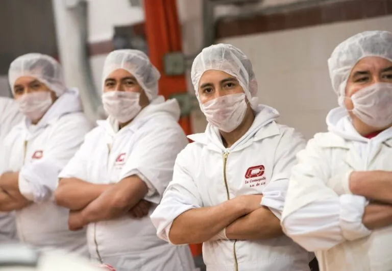 Equipo de trabajo de La Cosmopolitana participando en acciones de calidad y sostenibilidad dentro de sus instalaciones.