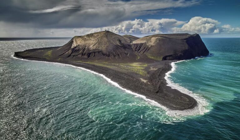 Surtsey, la isla que nació del fuego y floreció sin humanos: el laboratorio natural más protegido del mundo