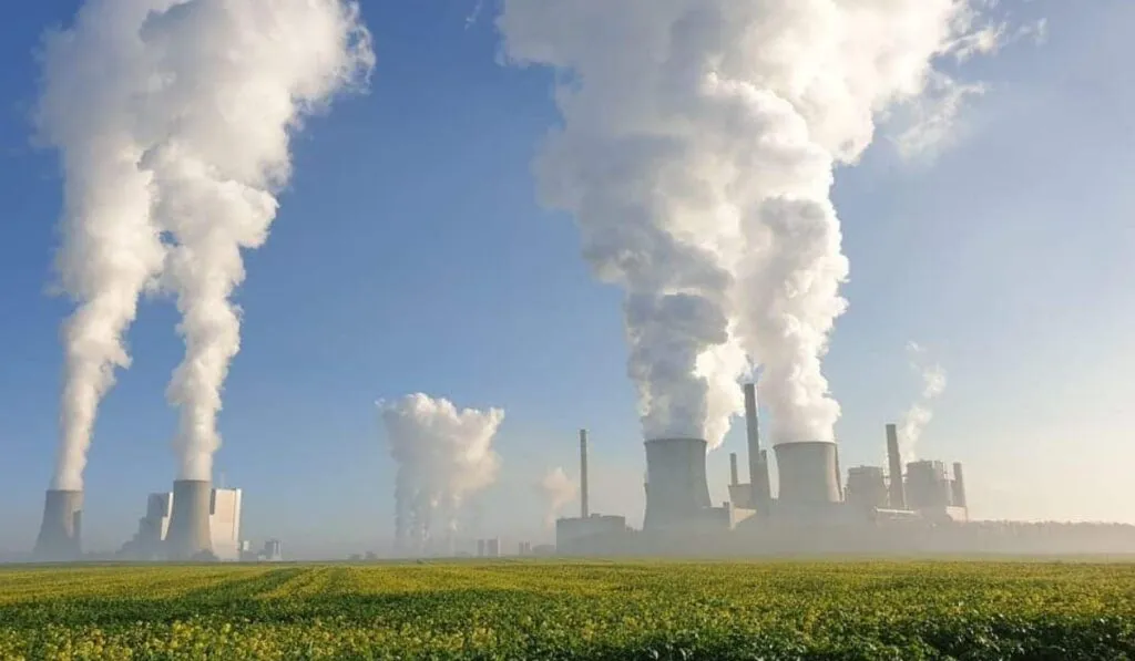 A 10 años del Acuerdo de París: las emisiones suben 10% y el reloj climático se acelera