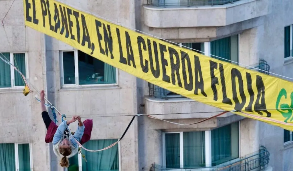 Activista de Greenpeace camina a 30 metros para advertir que “el planeta está en la cuerda floja” antes de la COP30