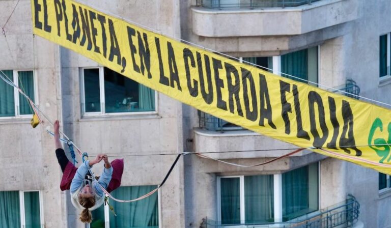 Activista de Greenpeace camina a 30 metros para advertir que “el planeta está en la cuerda floja” antes de la COP30