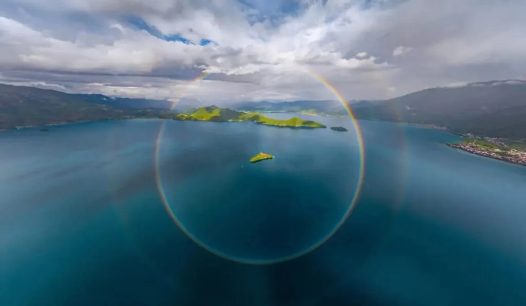 Captan un arcoíris circular perfecto desde un dron en el lago Lugu