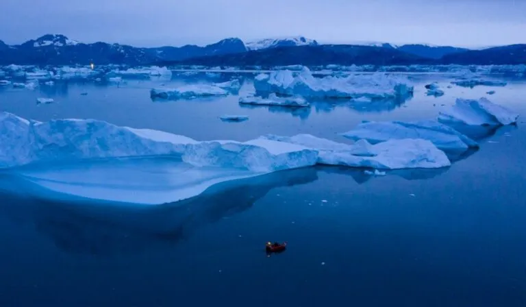 Descubren “olas ocultas” gigantes en Groenlandia: aceleran el deshielo y podrían elevar aún más el nivel del mar