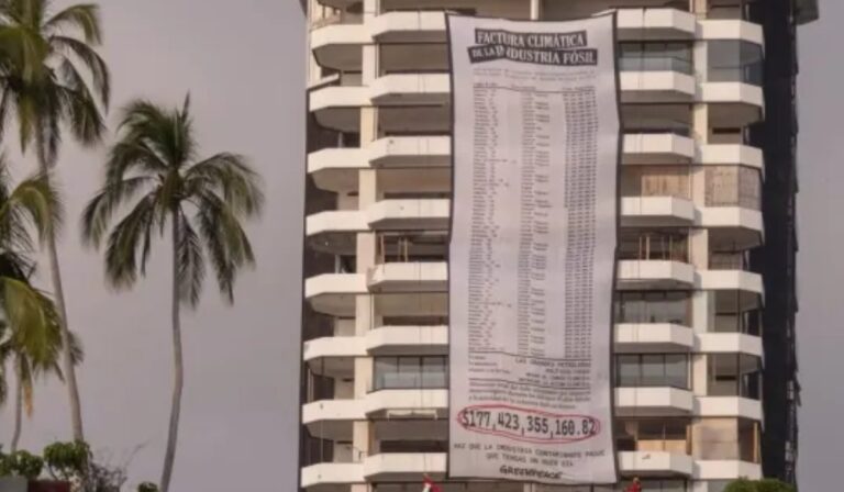Greenpeace despliega una “factura climática” gigante en Acapulco para exigir justicia ambiental