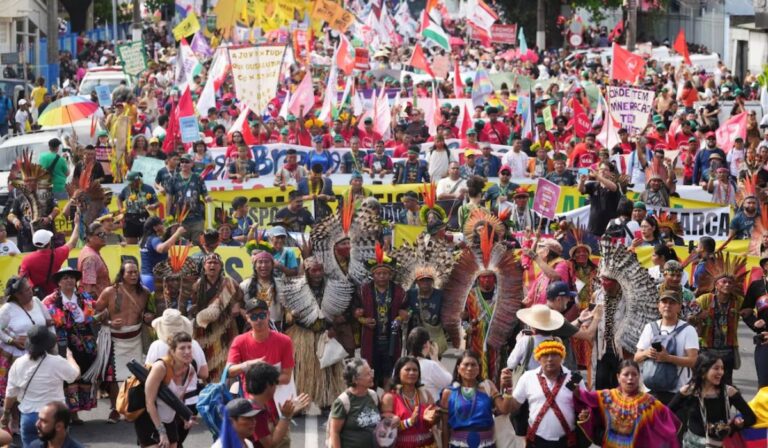 Miles marchan en la COP30 para exigir el fin de los combustibles fósiles
