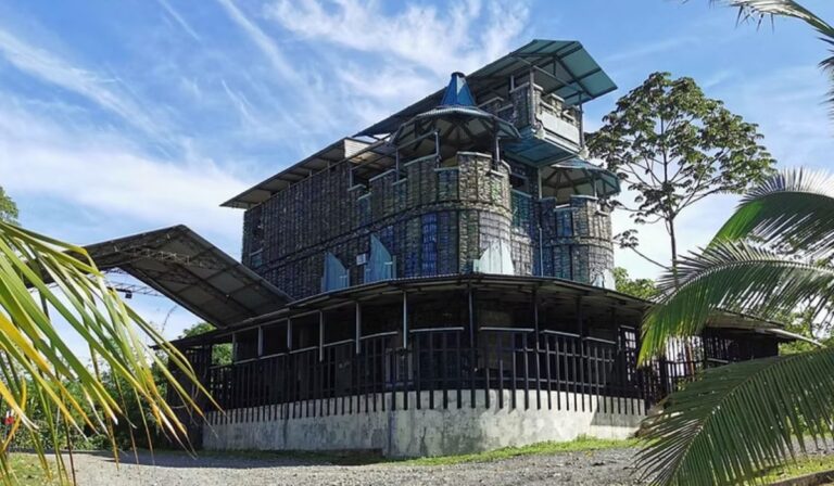 El castillo hecho con 40,000 botellas que rompió un récord y cambió una comunidad