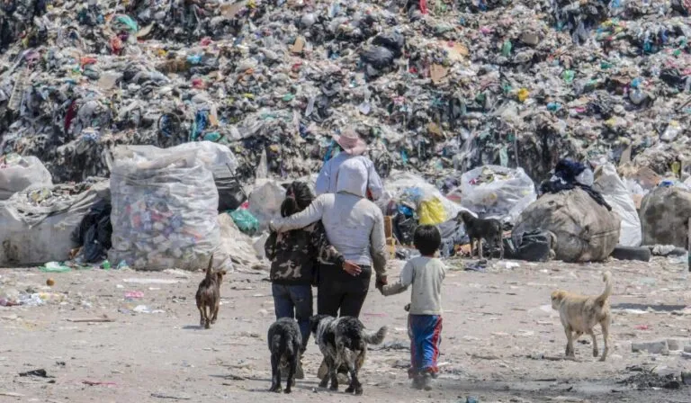 México llena un “Estadio Azteca” de escombros cada año: la construcción sostenible ya es urgente
