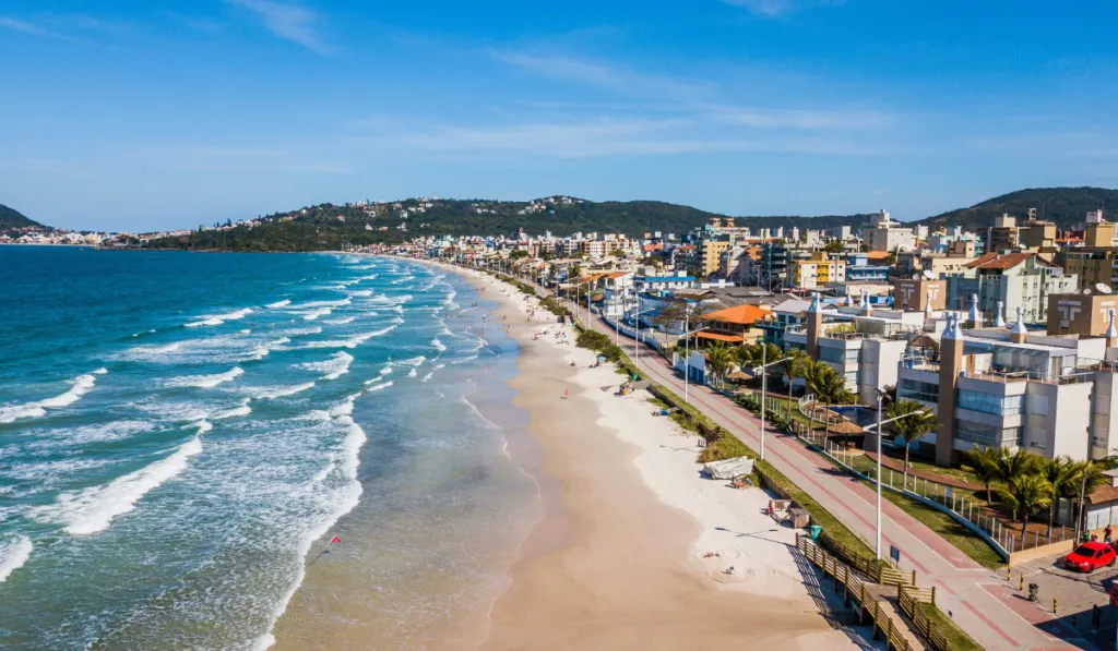 Alerta en Brasil: las playas que conviene evitar por contaminación en el verano 2026