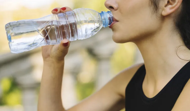 Beber agua embotellada podría implicar ingerir más de 90 mil microplásticos al año, advierte estudio