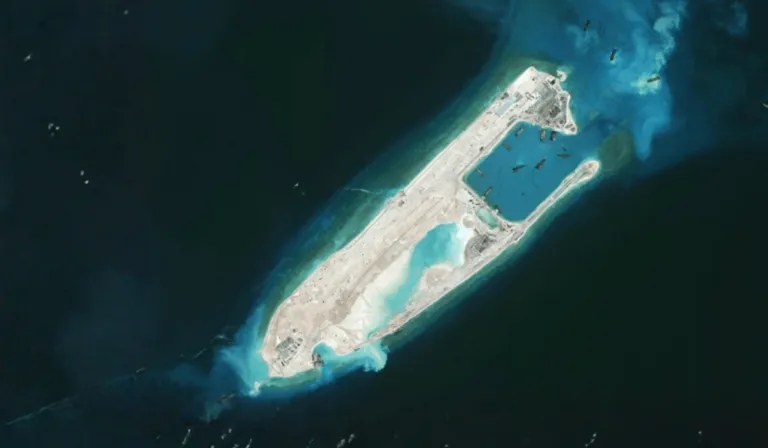 China lanzó arena al mar durante años y creó islas nuevas donde antes solo había arrecifes