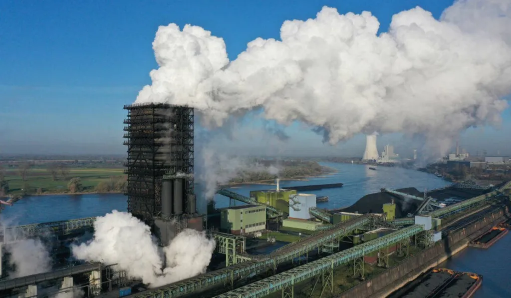 La mitad del CO₂ del mundo sale de solo 32 empresas, revela un nuevo informe