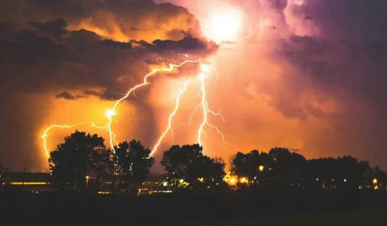 Tras el bochorno, la tormenta: la ciencia explica por qué el calor húmedo detona fenómenos extremos