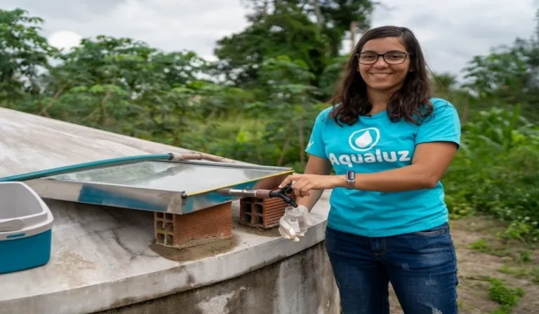 De adolescente a innovadora: crea sistema solar que convierte agua sucia en potable