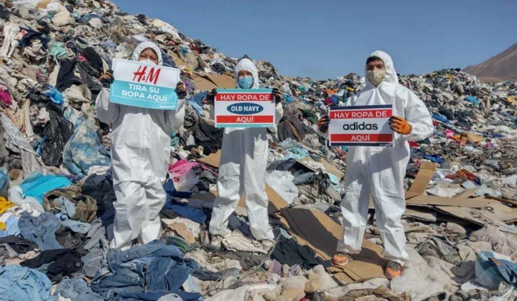 Del desierto al clóset: la campaña que rescata miles de prendas abandonadas en Atacama