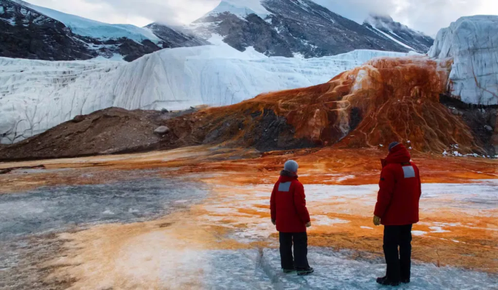 La inquietante cascada roja de la Antártida: el fenómeno natural que parece sacado de otro planeta