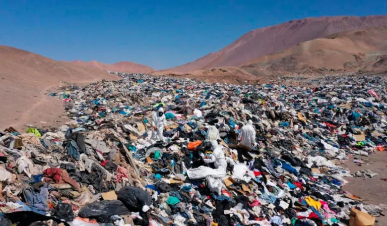 El desierto convertido en clóset: la crisis ambiental por la ropa usada en Atacama