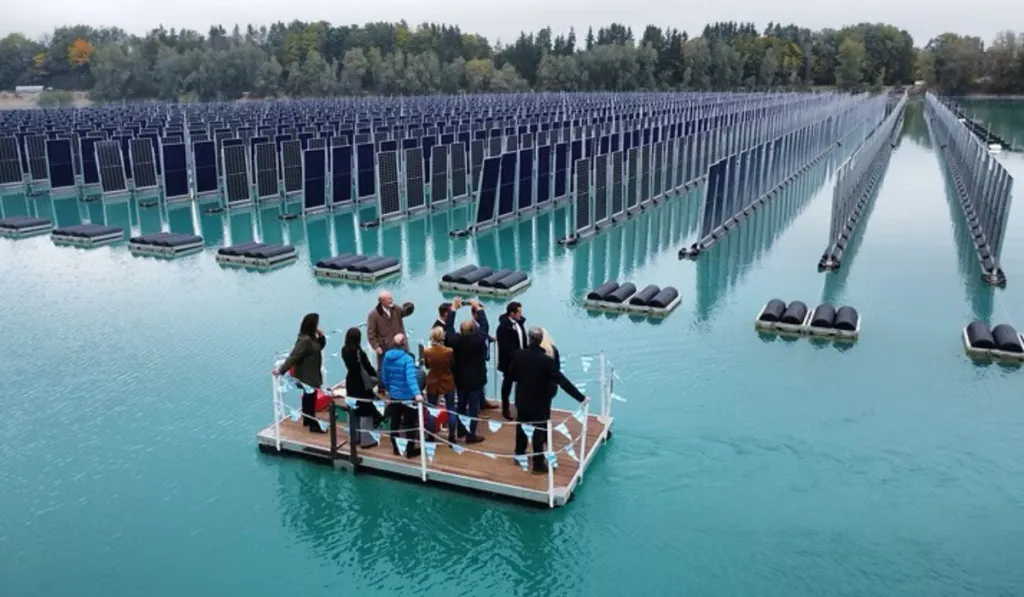 Paneles solares sobre el agua: la apuesta alemana para generar energía sin tocar tierra