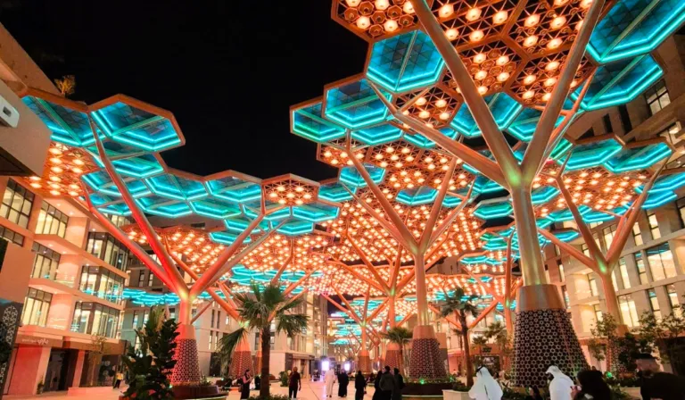 Qatar desafía al calor con un “bosque” climatizado al aire libre en plena isla artificial