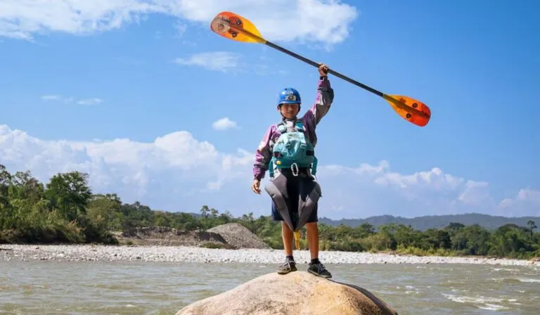 Guardianes del río: niños amazónicos usan el kayak para defender su hogar