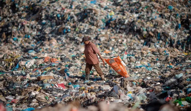 ¿Pedir comida a domicilio contamina más de lo que imaginas? El costo oculto del delivery