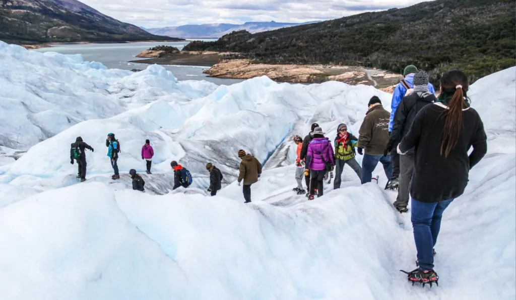 Turismo glaciar: la paradoja de viajar para ver cómo se derrite el hielo